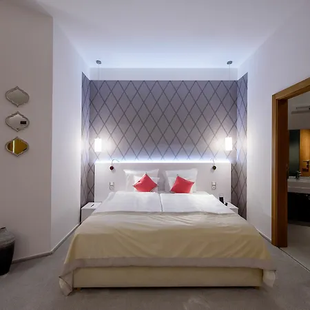 Karoly Corner Residences Apartment *