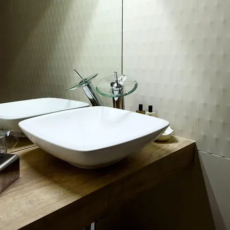 Karoly Corner Residences Апартаменты