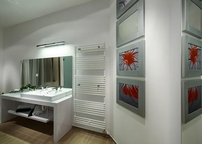 Karoly Corner Residences Апартаменты