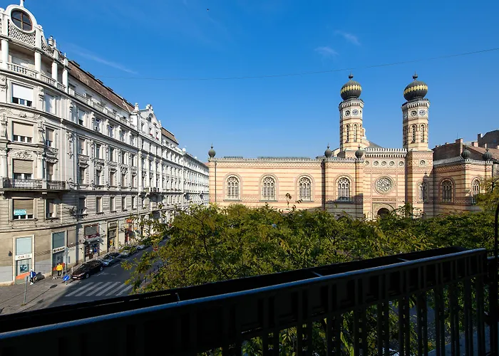 Апартаменты Karoly Corner Residences