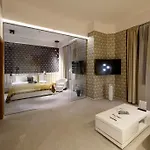 Karoly Corner Residences Apartament