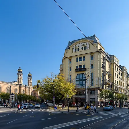 Karoly Corner Residences Apartman *